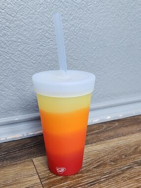 NWOT Silipint 22 oz Straw Tumbler Marigold Red Orange Yellow Ombre